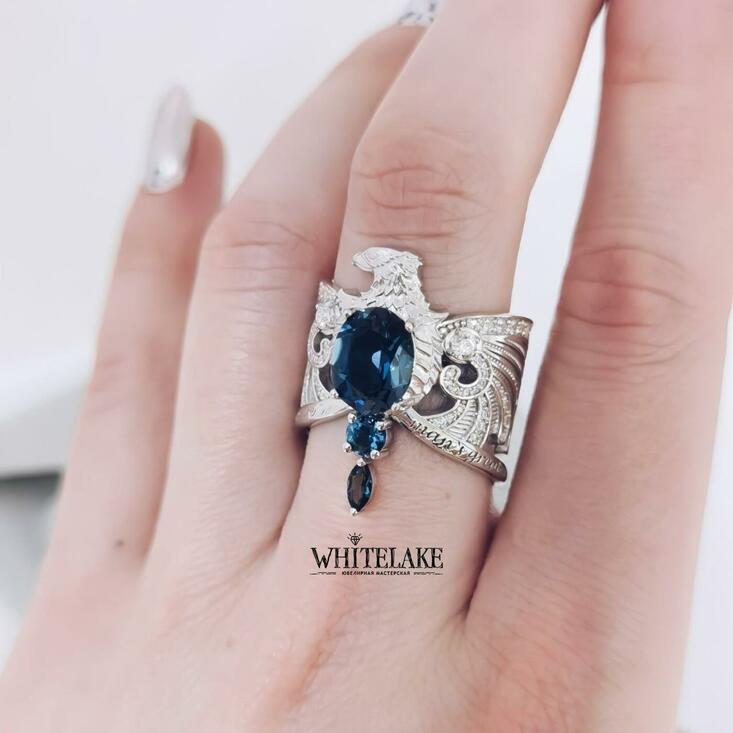 Кастомное кольцо Ravenclaw из серебра, украшенное топазом и фианитами, надетое на палец руки