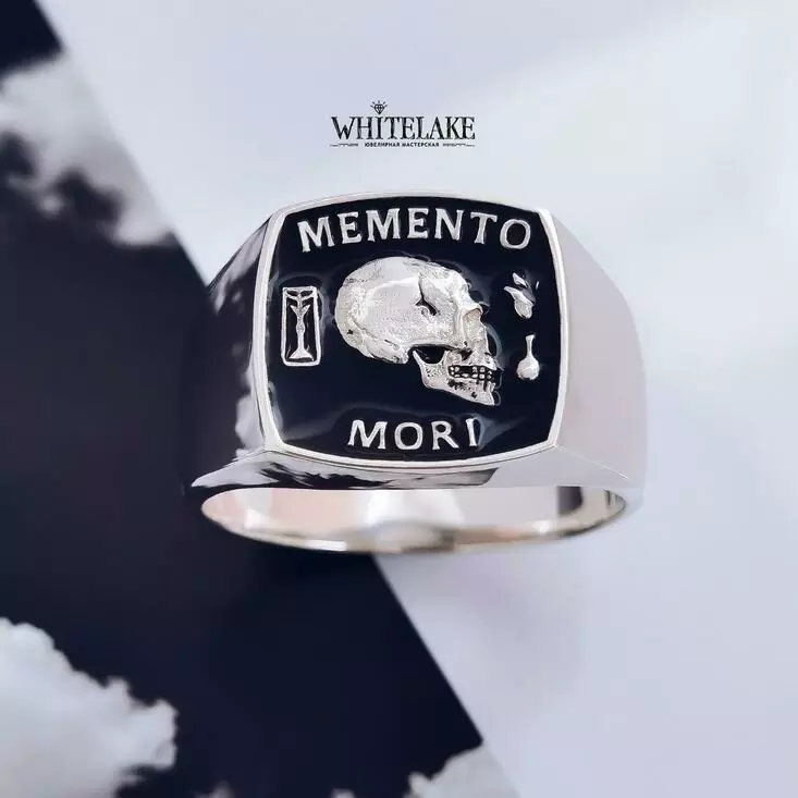 Необычное увелирное украшение в виде печатки с черепом и надписью Memento Mori