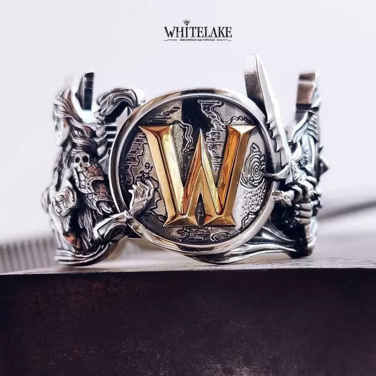 Оригинальные кольцо «WARCRAFT» в руке крупным планом