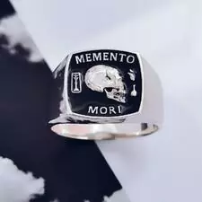 Необычное увелирное украшение в виде печатки с черепом и надписью Memento Mori