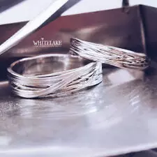 Необычные плетёные обручальные кольца крупным планом