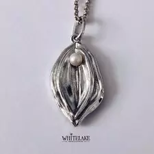 Оригинальный необычный кулон с жемчугом Вагина на белом фоне