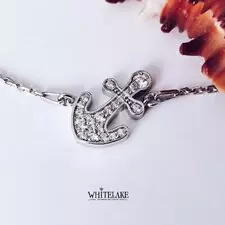Красивый браслет Якорь на светлом фоне