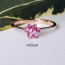 Красивое кольцо с кошачьей лапкой на белом фоне