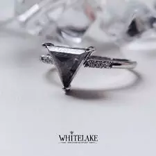 Кастомное кольцо с бриллиантом Salt&Pepper треугольной огранки на светлом фоне