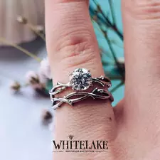 Уникальный сет колец с бесцветным топазом «Бесконечность» на пальце